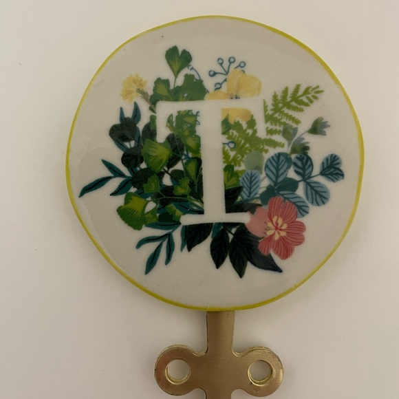 New ANTHROPOLOGIE Leighton Monogram T Metal Hook Ceramic and Goldtone Home Decor - Picture 3 of 9